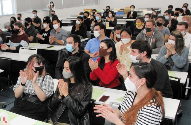 来日し、入学式に出席したコミュニカ学院の留学生ら。約６０人の学生が集まるのは新型コロナウイルスの感染拡大以降では初めてという＝７日、神戸市中央区新港町