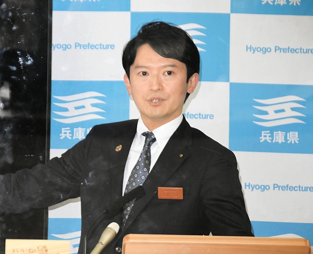 定例会見で発言する兵庫県の斎藤元彦知事＝１３日午後、兵庫県庁