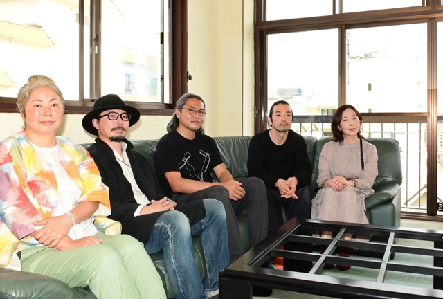 運営メンバーの面々。（右から）松下麻理さん、森山未来さん、小泉寛明さん、遠藤豊さん、小泉亜由美さん＝神戸市中央区北野町４（撮影・中西幸大）