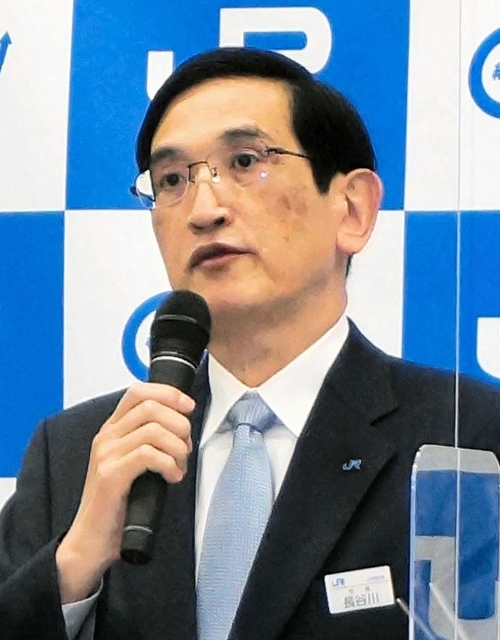 定例会見に臨むＪＲ西日本の長谷川一明社長＝１３日午後、大阪市北区、ＪＲ西日本