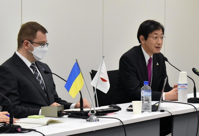 ウクライナの企業とオンラインでつないだＩＴセミナーであいさつする久元喜造市長（右）＝１３日午後、神戸市中央区三宮町１