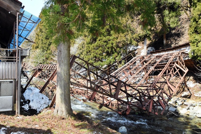 鉄骨が崩れ、一部が川に漬かった飲食店「滝流しそうめん」＝宍粟市波賀町戸倉