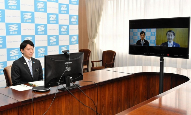 オンラインで鳥取県の平井伸治知事と協議する兵庫県の斎藤元彦知事＝兵庫県庁