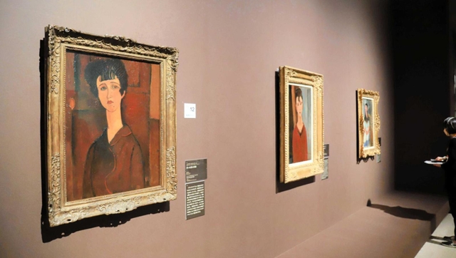 モディリアーニの《若い女性の肖像》（１９１７年ごろ、左）などの展示風景＝大阪中之島美術館
