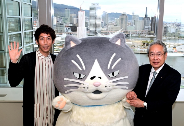 連載開始に合わせ、高梨柳太郎社長（右）を訪ねた早見和真さんと主人公マル＝神戸市中央区東川崎町１（撮影・中西幸大）