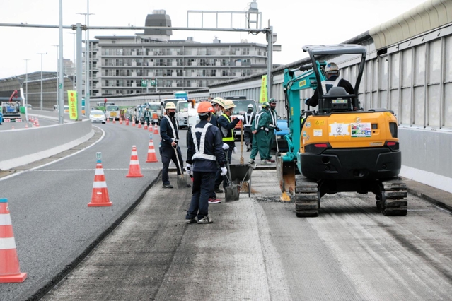 大規模リニューアル工事が始まった阪神高速道路＝神戸市東灘区