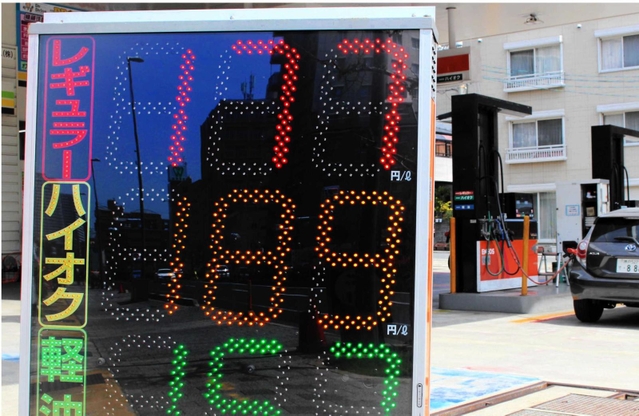 原油高に加え、円安の影響もガソリン価格の高止まりに拍車を掛けている＝神戸市内（撮影・横田良平）