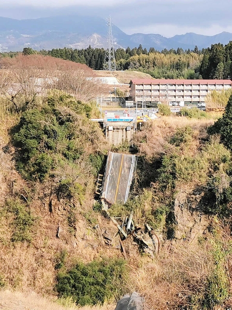 熊本地震で崩落した旧阿蘇大橋の橋桁。震災遺構として保存されている＝３月１４日、熊本県南阿蘇村河陽（宮定章さん提供）