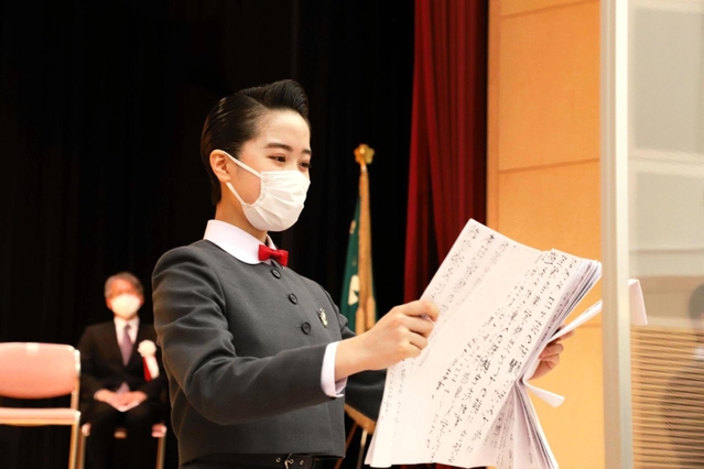 在校生代表で歓迎の辞を述べる山田早瀬さん