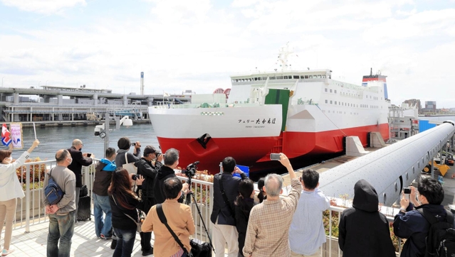 大勢のファンに歓迎され入港するフェリー「たかちほ」＝１６日午前、神戸市中央区新港町（撮影・吉田敦史）