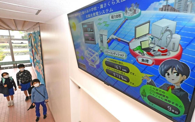 校舎に設置された太陽光パネルの発電量を示すモニター＝神戸市灘区摩耶海岸通２、灘の浜小学校（撮影・坂井萌香）