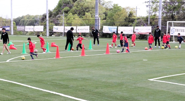 完成した環境配慮型グラウンド「バサラヴィレッジグリーン」。子どもたちが初蹴りを楽しんだ＝神戸市西区平野町印路