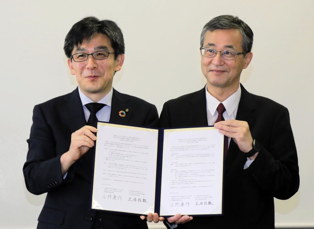 協定を結んだ永野康行研究科長（左）と土居信数校長＝神戸市西区学園西町８