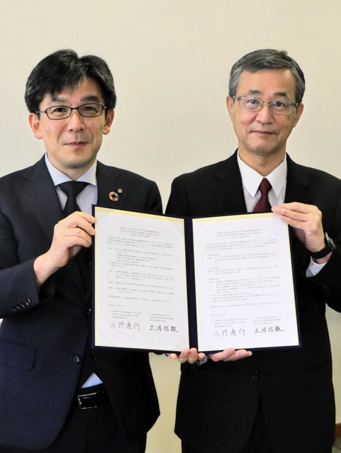 協定を結んだ永野康行研究科長（左）と土居信数校長＝神戸市西区学園西町８