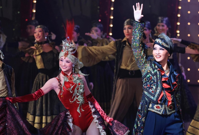 ショーの中盤を盛り上げる礼真琴（右）と舞空瞳＝宝塚大劇場（撮影・鈴木雅之）