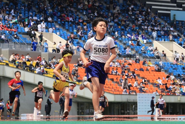小学男子４００メートルリレー予選で力いっぱい駆ける選手たち＝２３日午後、神戸市須磨区緑台、ユニバー記念競技場（撮影・吉田敦史）