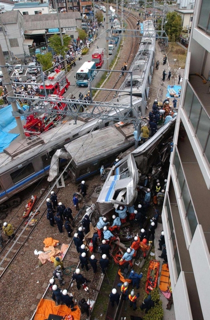 マンションに激突し、ひしゃげた車両＝２００５年４月２５日午前１１時３７分、兵庫県尼崎市潮江４