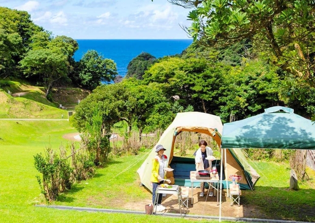 日本海が一望できる広場に開設した休暇村竹野海岸のキャンプ場＝豊岡市（休暇村広報提供）