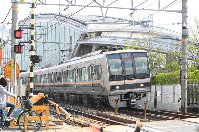 事故現場の近くを通過する列車＝２５日午前９時１６分、尼崎市久々知３（撮影・坂井萌香）