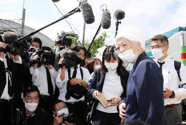 現場付近で取材に応じる遺族の藤崎光子さん＝２５日午前９時３８分、尼崎市久々知西町２（撮影・山崎　竜）