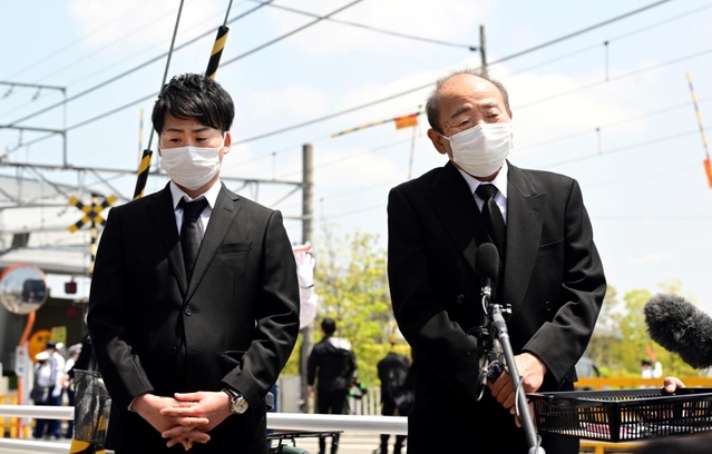 「ここに来ないと、ちゃんと兄に会えていない気がする」－。上田昌毅さんをしのび、３年ぶりの追悼慰霊式に参列した弟篤史さん（左）と父弘志さん＝２５日午前、尼崎市久々知西町２（撮影・中西幸大）