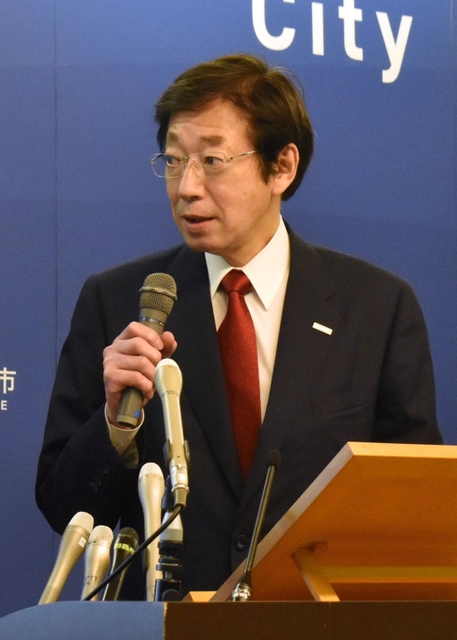 神戸市役所で開かれた定例会見で、セクハラや人権侵害に当たる行為などが繰り返されていた市水道局の懲戒処分事案について言及した久元喜造市長＝神戸市中央区加納町６、神戸市役所