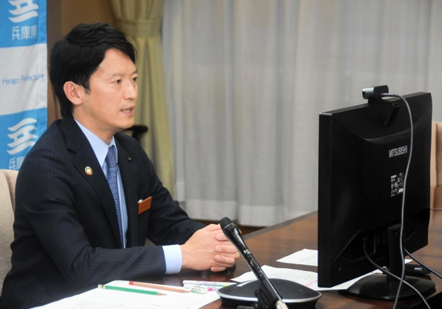 全国知事会のオンライン会合で発言する兵庫県の斎藤元彦知事＝２６日午後、兵庫県庁
