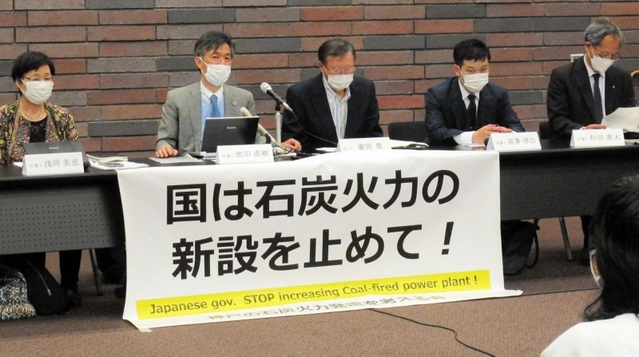 請求棄却を受け、判決内容の説明と上告する意思を明らかにした原告、弁護団＝２６日午後、大阪市北区西天満１、大阪弁護士会館