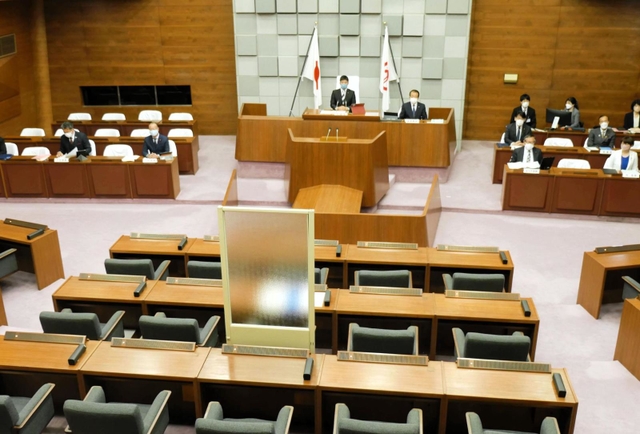 市長による課税データ投稿を巡り開かれた百条委員会＝明石市中崎１、同市議会本会議場