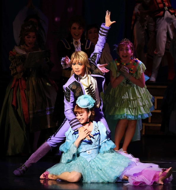 ルーチェ（礼真琴・後ろ）とアンジェリーク（舞空瞳・前）の恋の行方はいかに？＝宝塚大劇場（撮影・鈴木雅之）