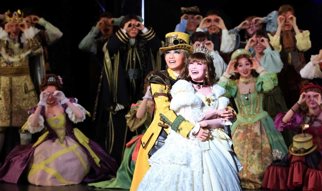 互いに思い合う礼真琴演じるルーチェ（手前左）と舞空瞳演じるアンジェリーク（同右）＝宝塚大劇場（撮影・鈴木雅之）