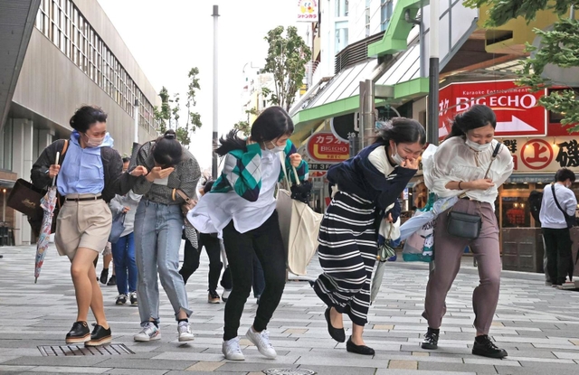 猛烈な風が吹く神戸の街中＝２９日午後、神戸市中央区加納町４（撮影・鈴木雅之）