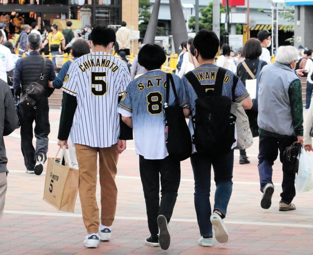 甲子園球場へと観戦に向かう阪神ファンら。どれだけ負けが込んでも、現地での応援にこだわる虎党は多い＝阪神甲子園駅前（撮影・井上太郎）