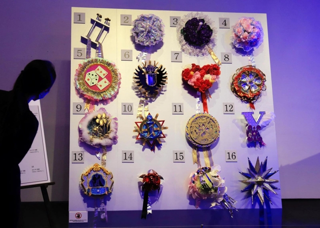 公演のフィナーレで使うシャンシャンのデザインも多彩だ＝神戸市東灘区向洋町中２、神戸ファッション美術館
