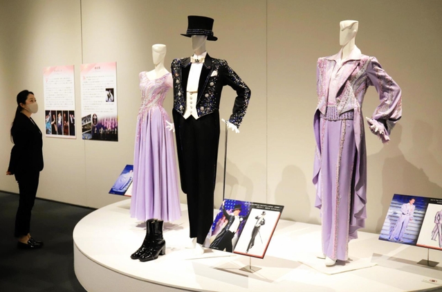 えんび服やデュエットの衣装が飾られた会場＝神戸市東灘区向洋町中２、神戸ファッション美術館