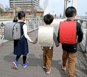 男の子向けの赤色や男女ともに人気の銀色など性別関係なく使えるデザインが人気のランドセル＝神戸市中央区東川崎町１（撮影・秋山亮太）