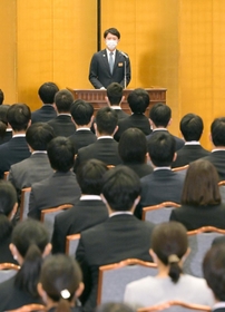 新入職員の辞令交付式で訓示する斎藤知事＝県公館（撮影・秋山亮太）