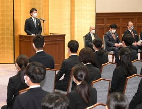 新入職員の辞令交付式で訓示する斎藤知事＝県公館（撮影・秋山亮太）