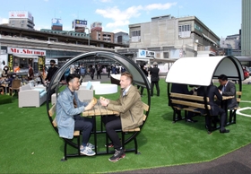 ＪＲ三ノ宮駅南側にオープンした「＆３ＰＡＲＫ」で昼食を楽しむ来場者ら＝１日午後、神戸市中央区雲井通８（撮影・中西大二）