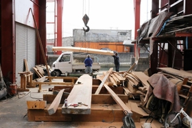 船だんじりの製作準備が進む作業場＝姫路市的形町的形