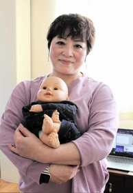まぁるい抱っこを提唱する辻直美さん＝大阪府島本町広瀬４