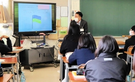 ウクライナ侵攻を社会の授業で学ぶ浜脇中の２年生＝西宮市宮前町
