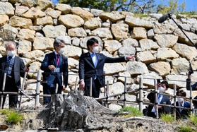 明石公園を視察し、樹木伐採の現状などを確認する兵庫県の斎藤元彦知事（中央）＝明石市明石公園