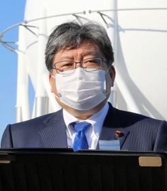 液化水素荷役基地を視察後、記者団の取材に応じる萩生田光一経済産業相（中央）＝４日午後、神戸市中央区神戸空港