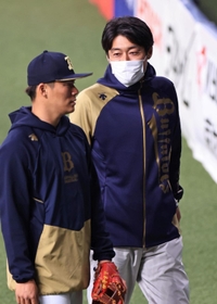 オリックスのエース山本由伸投手（左）に声を掛ける球団広報の佐藤達也さん＝大阪市西区、京セラドーム大阪（撮影・鈴木雅之）