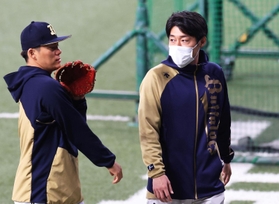 オリックスのエース山本由伸投手（左）に声を掛ける球団広報の佐藤達也さん＝大阪市西区、京セラドーム大阪（撮影・鈴木雅之）
