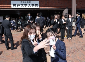 入学式会場前で記念写真を撮る新入生＝５日午前、神戸市中央区港島中町６（撮影・小林良多）