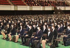 神戸大学の入学式で、話に耳を傾ける新入生。感染対策で間隔を空けて座り、マスクを着用した＝５日午前、神戸市中央区港島中町６（撮影・小林良多）