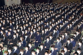 神戸大学の入学式で、話に耳を傾ける新入生。感染対策で間隔を空けて座り、マスクを着用した＝５日午前、神戸市中央区港島中町６（撮影・小林良多）