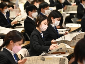 情報収集力の向上を目指し、新聞の気になる見出しを探す新人職員＝神戸市中央区浜辺通５（撮影・坂井萌香）